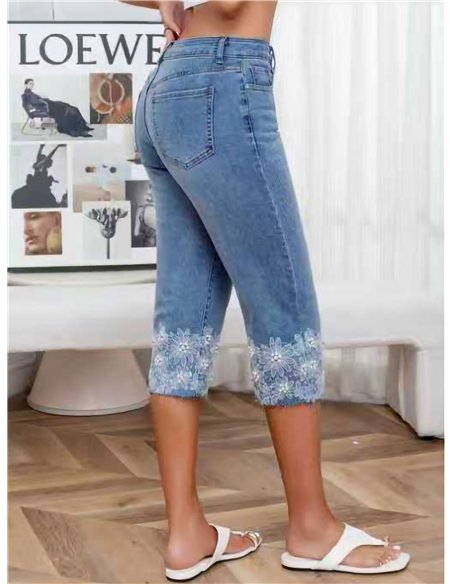 Jeans capri con flores bordadas con perlas