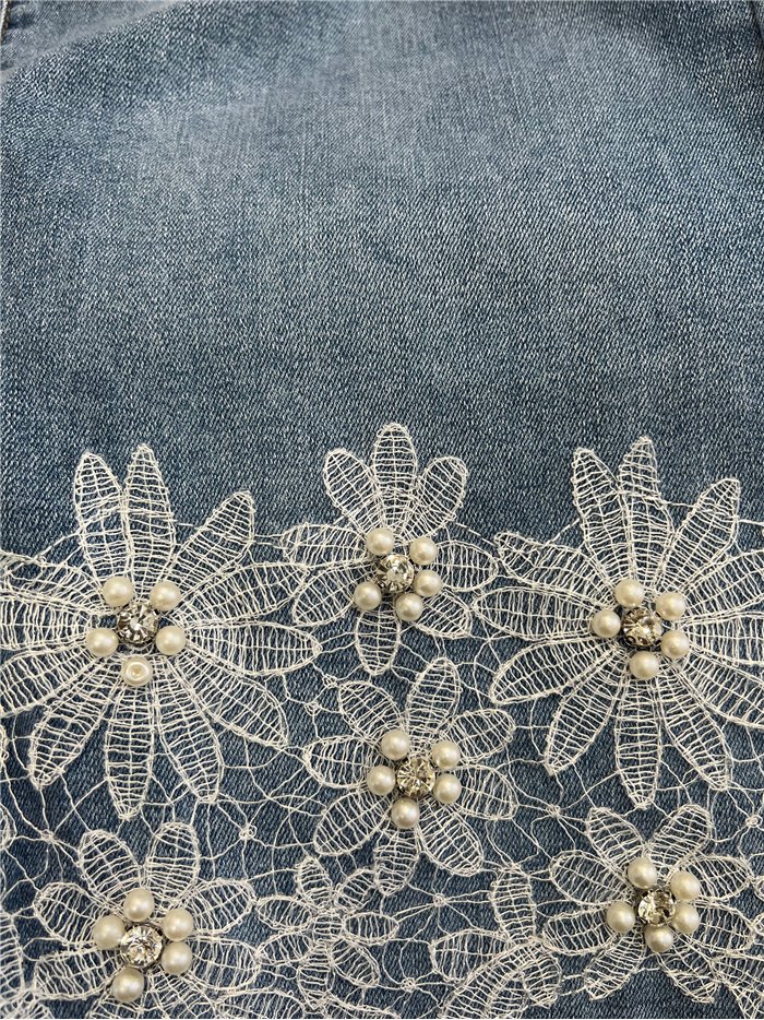 Jeans capri con flores bordadas con perlas