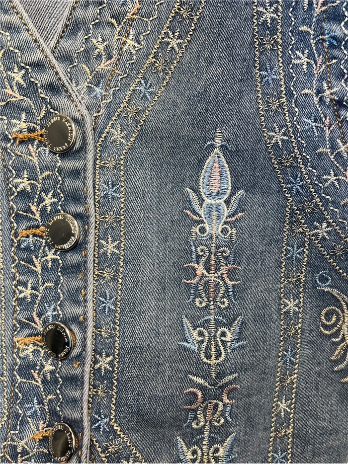Chaleco denim bordado con botones