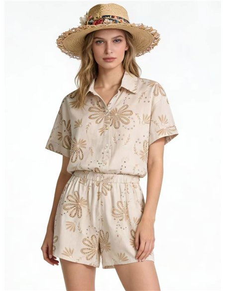 Conjunto de camisa estampada com detalhes vazados e shorts.