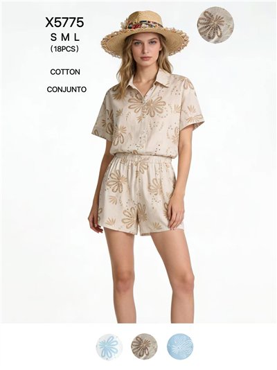 Completo composto da camicia stampata con dettagli traforati e pantaloncini. 2