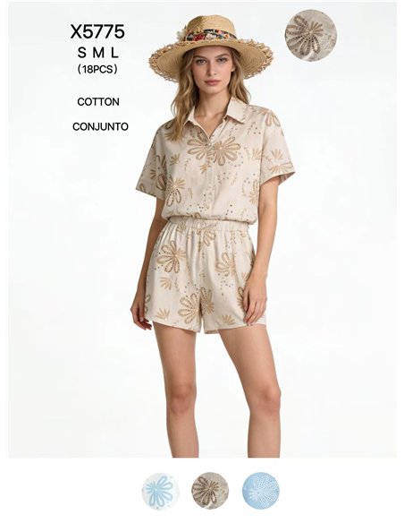 Conjunto de camisa estampada com detalhes vazados e shorts.