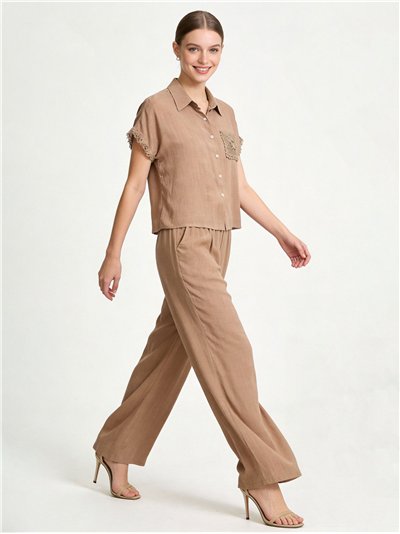 Conjunto de camisa e calça de linho com detalhes em crochê