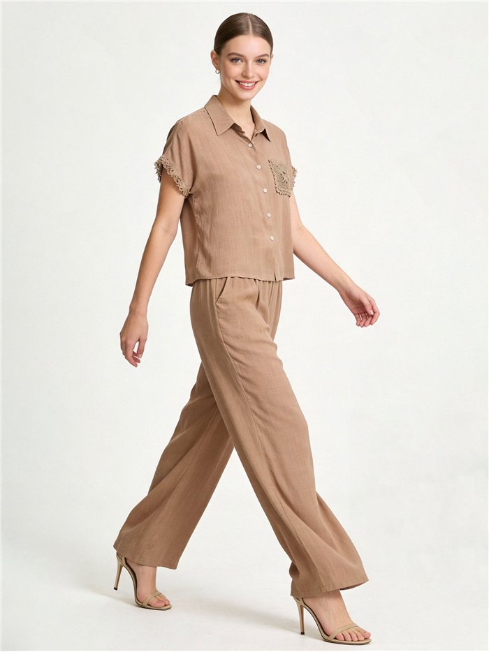 Conjunto de camisa e calça de linho com detalhes em crochê