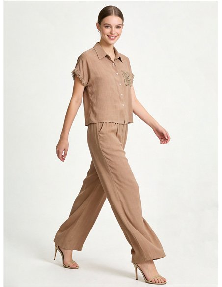 Conjunto de camisa e calça de linho com detalhes em crochê