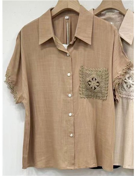 Conjunto de camisa e calça de linho com detalhes em crochê