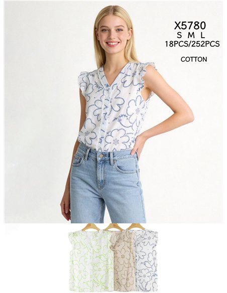 Chemisier en coton à fleurs, orné de détails ajourés et de volants.