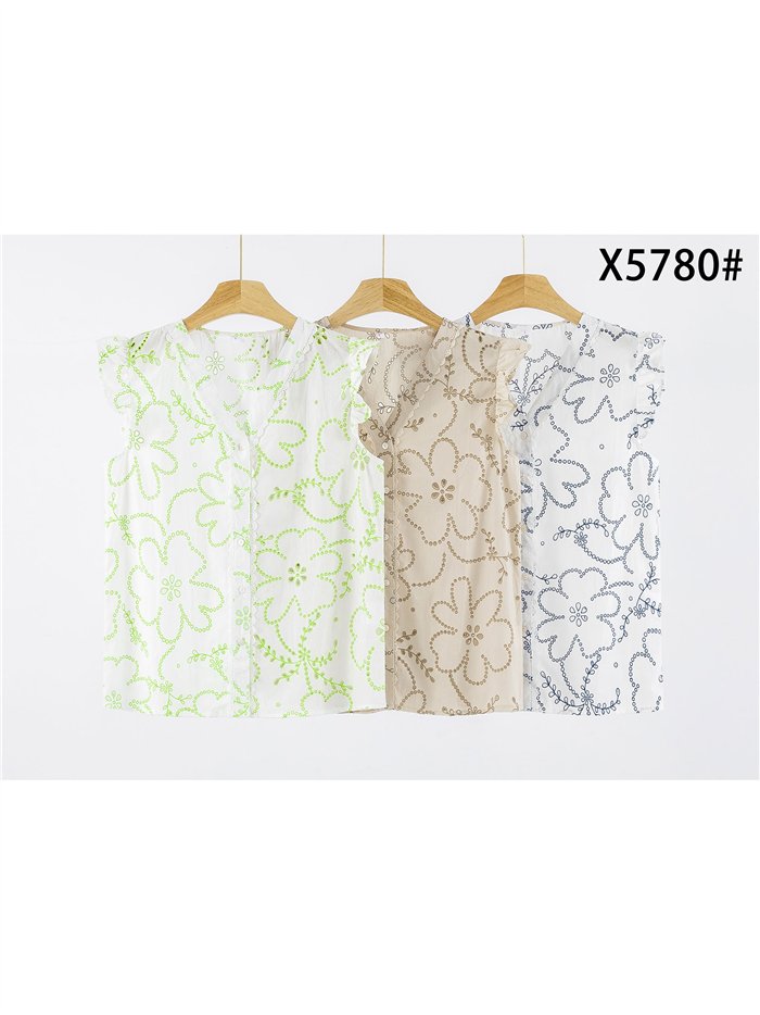 Chemisier en coton à fleurs, orné de détails ajourés et de volants.