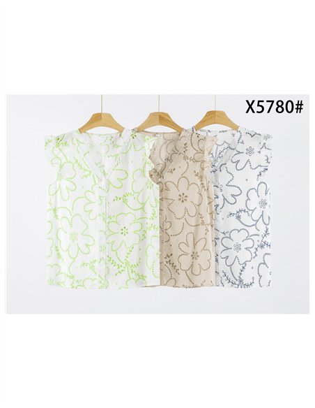 Chemisier en coton à fleurs, orné de détails ajourés et de volants.