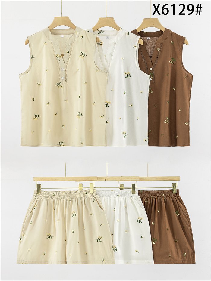 Ensemble chemisier et short brodés