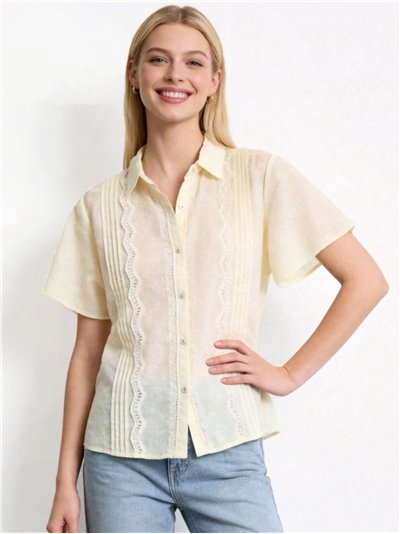 Camisa pliegues con encaje manga corta