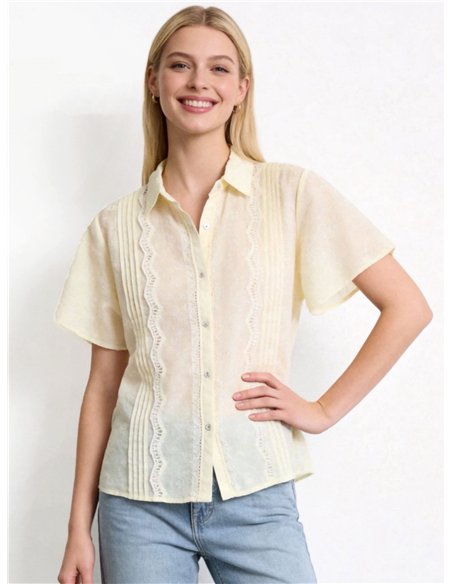 Camisa pliegues con encaje manga corta