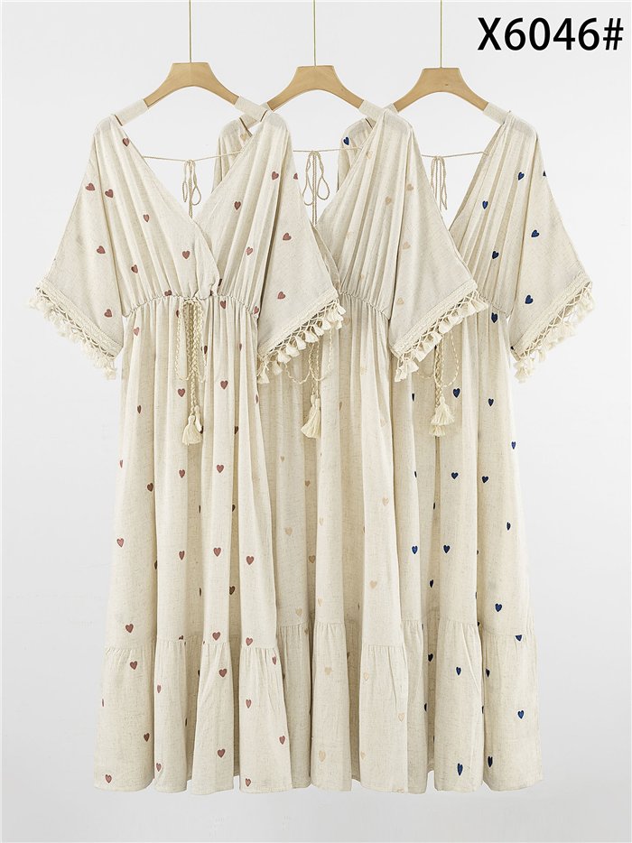 Vestido midi cruzado de lino con corazones bordados