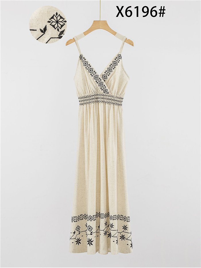 Abito lungo ricamato con spalline