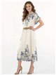 Vestido midi floral estilo camisa com cinto.