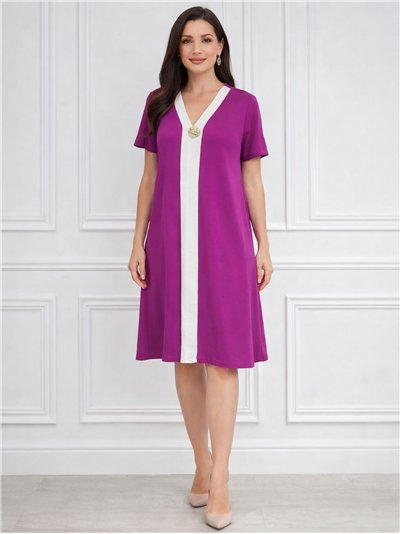 Vestido midi bicolor com decote em V e detalhe de broche.