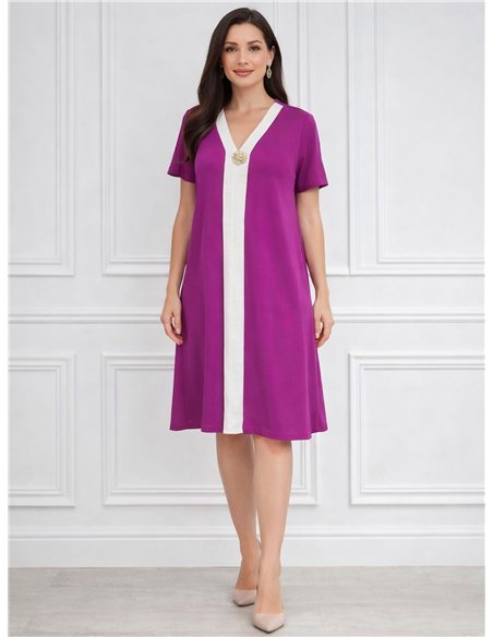 Vestido midi bicolor com decote em V e detalhe de broche.