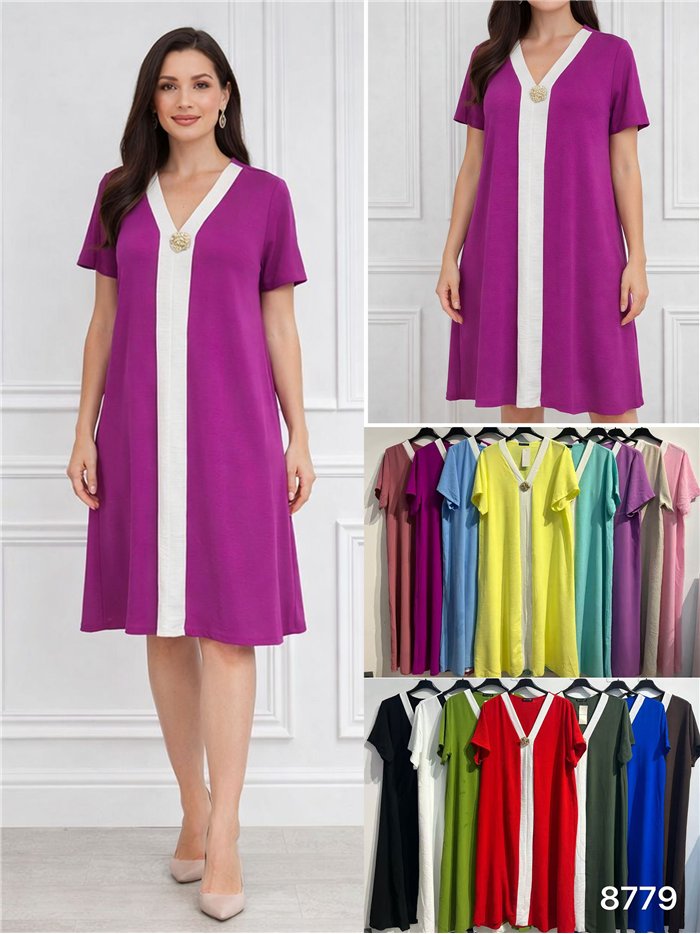 Vestido midi bicolor com decote em V e detalhe de broche.