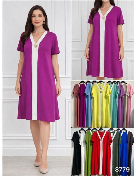 Vestido midi bicolor com decote em V e detalhe de broche.