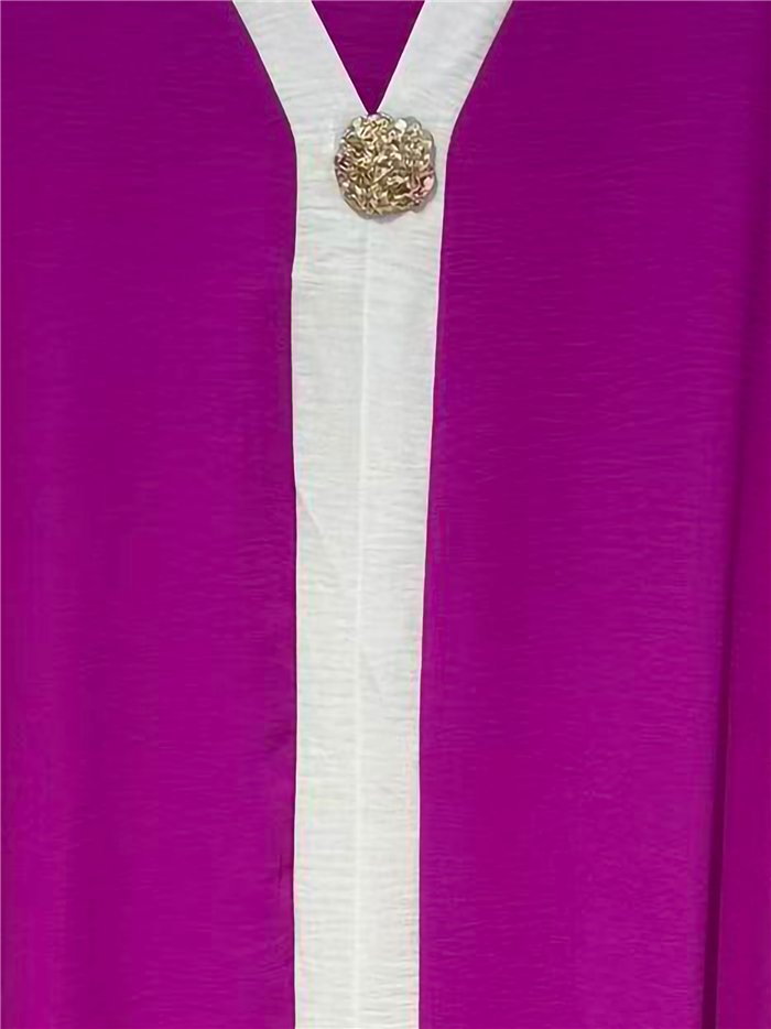 Vestido midi bicolor com decote em V e detalhe de broche.