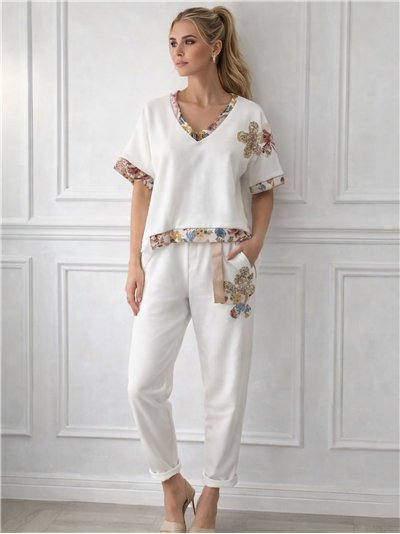 Sweatshirt und Hose mit V-Ausschnitt und Blumenapplikationen