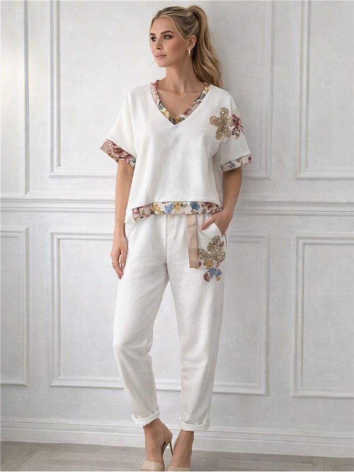 Sweatshirt und Hose mit V-Ausschnitt und Blumenapplikationen