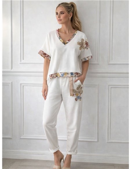 Sweatshirt und Hose mit V-Ausschnitt und Blumenapplikationen