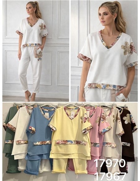 Sweatshirt und Hose mit V-Ausschnitt und Blumenapplikationen