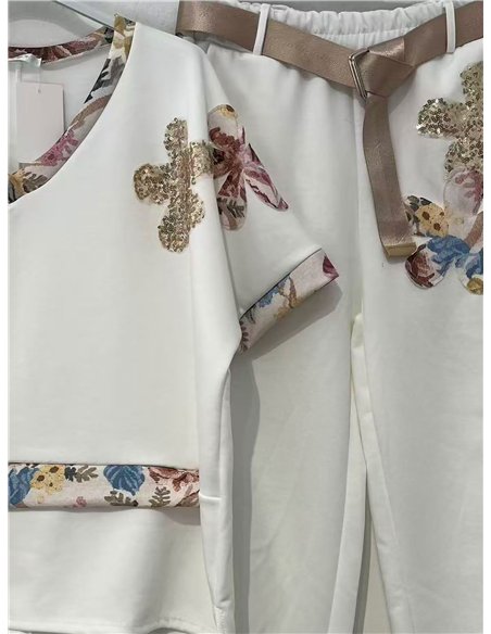 Sweatshirt und Hose mit V-Ausschnitt und Blumenapplikationen