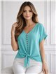 Blusa lisa com amarração de botões.