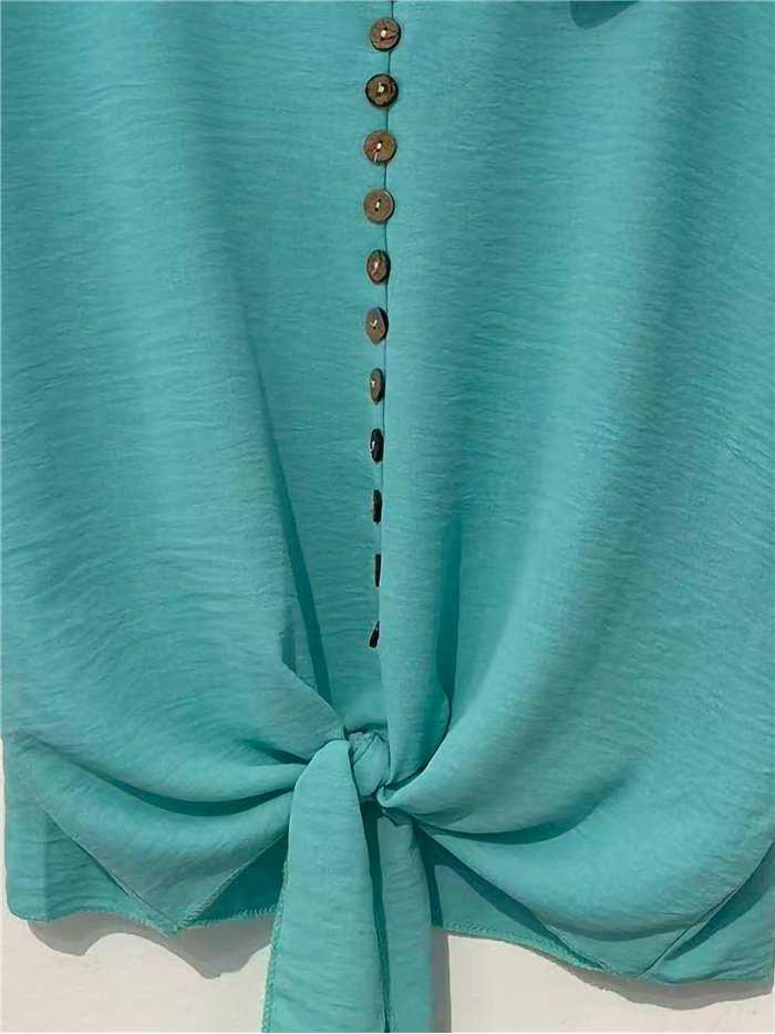 Blusa lisa com amarração de botões.