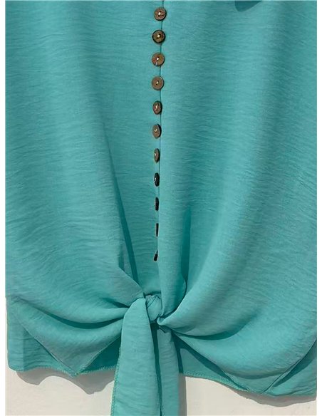Blusa lisa com amarração de botões.