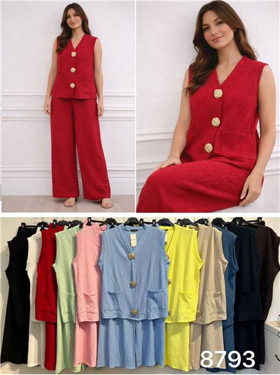 Conjunto de colete e calça texturizados com botões dourados. 2