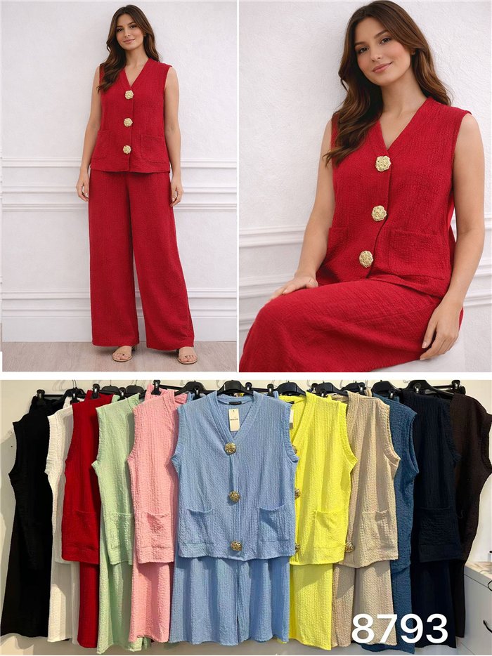 Conjunto de colete e calça texturizados com botões dourados.