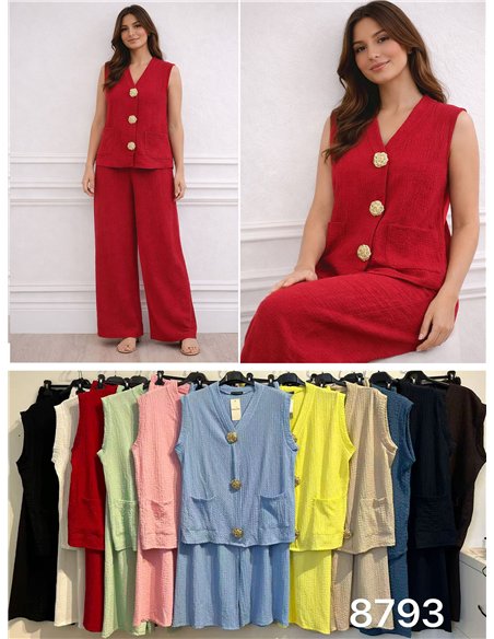 Conjunto de colete e calça texturizados com botões dourados.