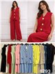 Conjunto de colete e calça texturizados com botões dourados.