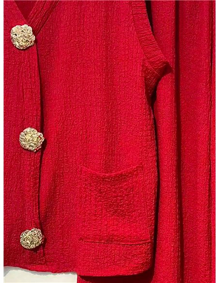 Conjunto de colete e calça texturizados com botões dourados.