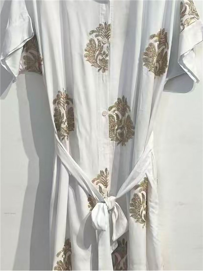 Barockes, besticktes Hemdkleid mit Gürtel