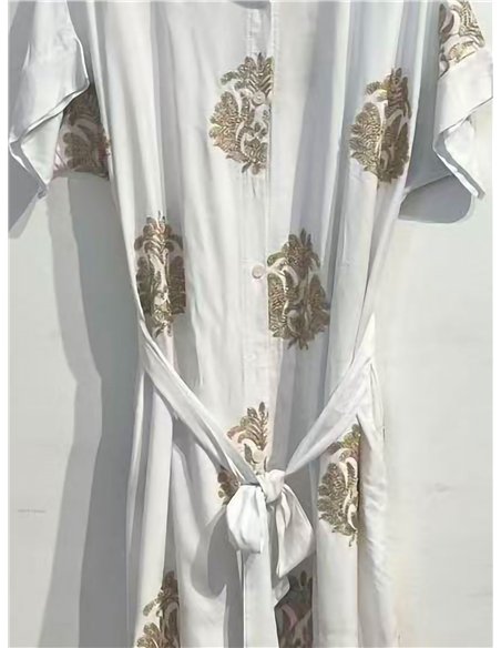 Barockes, besticktes Hemdkleid mit Gürtel