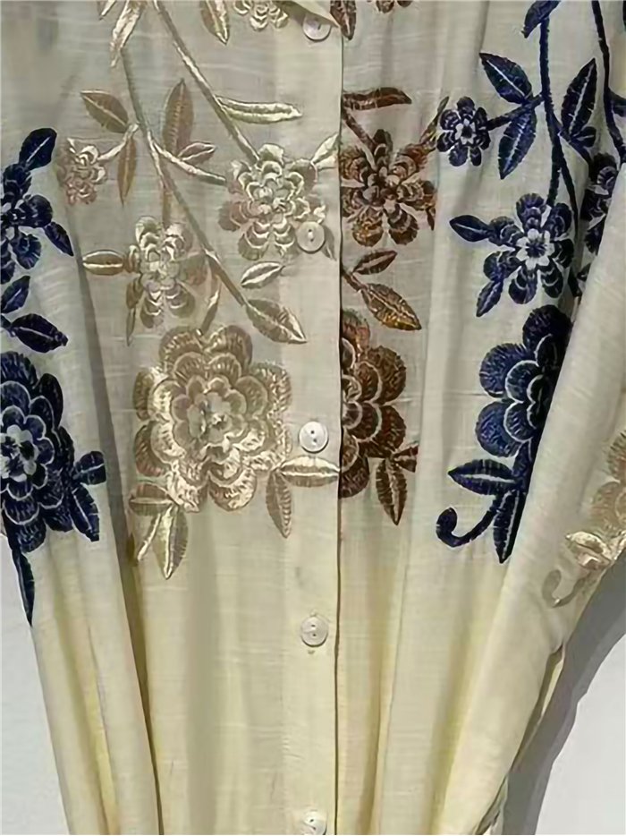 Abito a camicia con ricami floreali e cintura