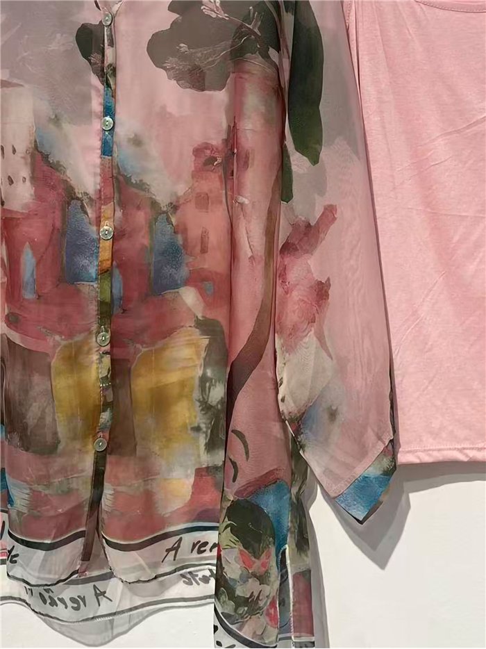 Blusa de chiffon com estampa de paisagem e sobreposição.