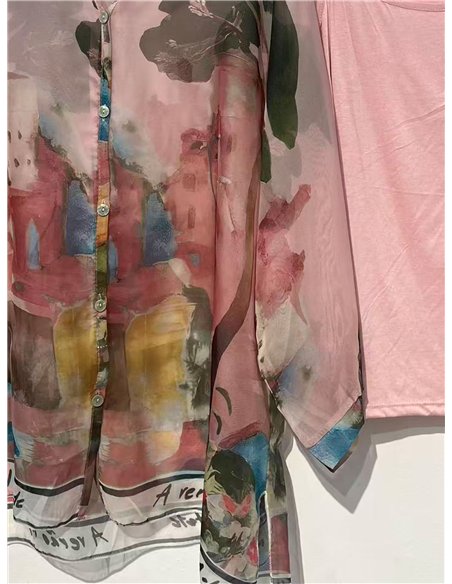 Blusa de chiffon com estampa de paisagem e sobreposição.