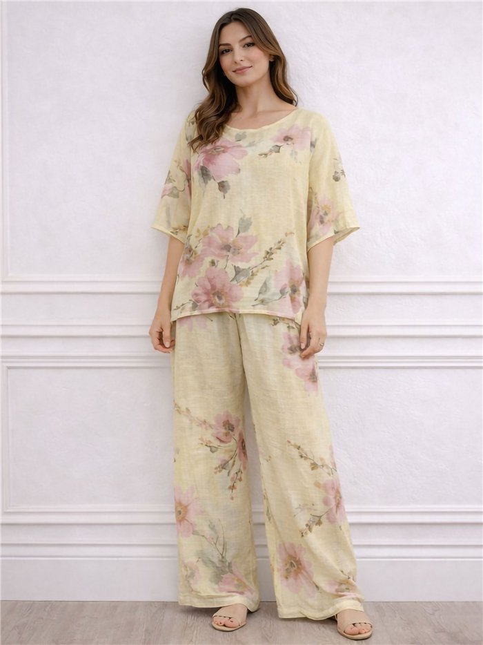 Completo composto da blusa e pantaloni effetto lino con stampa floreale.