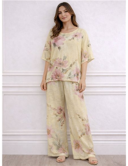 Completo composto da blusa e pantaloni effetto lino con stampa floreale.