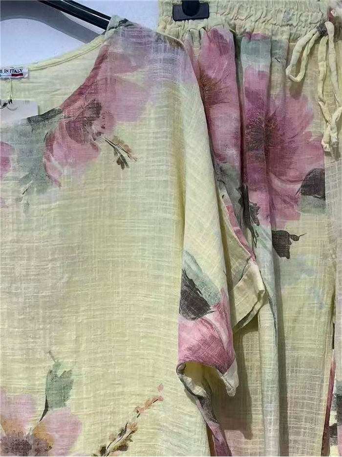 Completo composto da blusa e pantaloni effetto lino con stampa floreale.