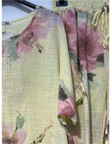 Completo composto da blusa e pantaloni effetto lino con stampa floreale.