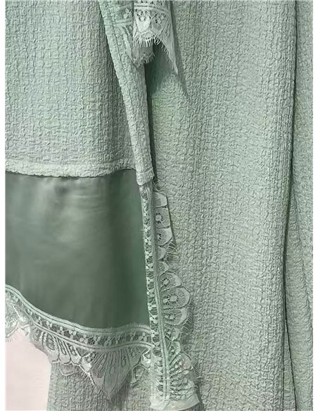 Conjunto de blusa texturizada com renda e calça