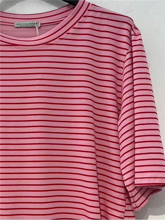 Camiseta oversized com listras finas