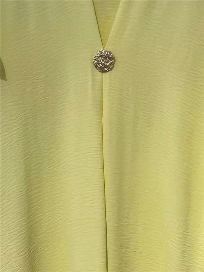 Vestido midi liso cuello pico detalle broche