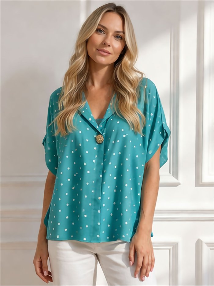 Blusa plus size de bolinhas com detalhe de broche